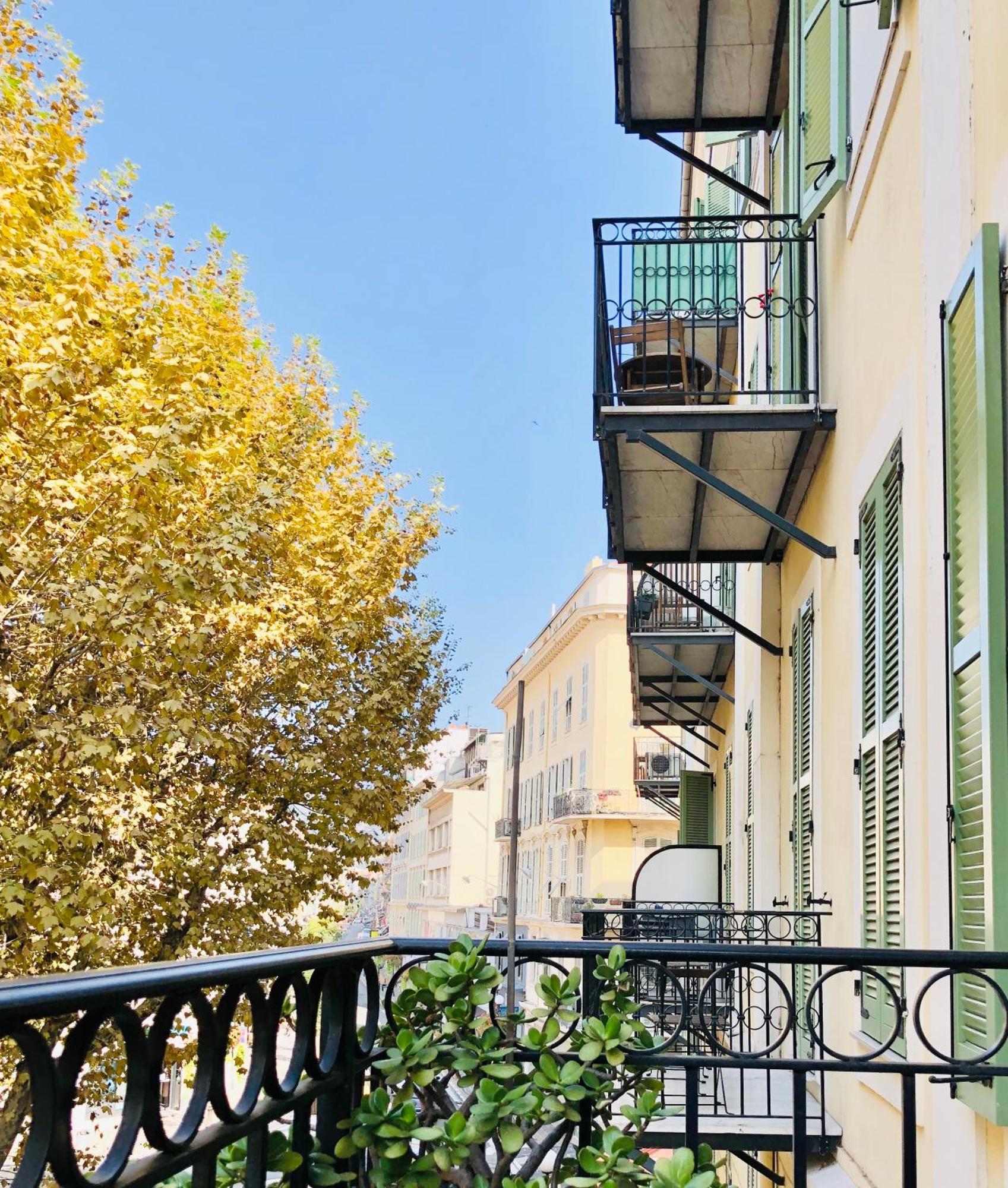 Place Grimaldi, Close To And Restaurants, With Balcony Niza